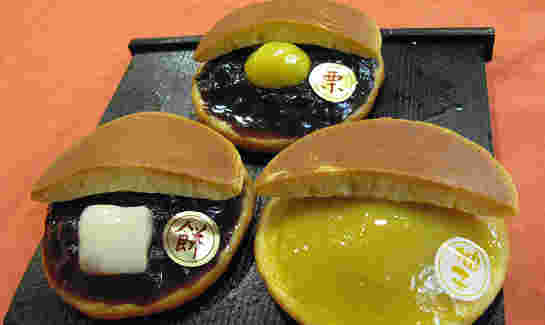 佐々木千歳堂の3種類の味の「みかさ山」がお盆の上に並べられている様子