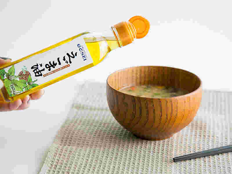味噌汁にしそ油を入れる