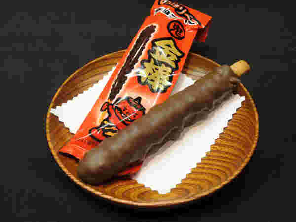 器にのせられている鬼の金棒チョコバー