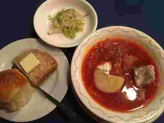 ポルシチ・黒パン・サラダの定番のロシア料理が並んでいる。