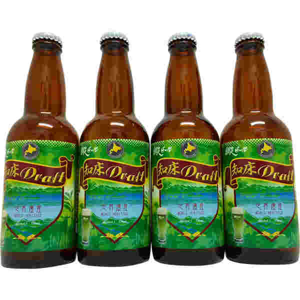 4本のビール瓶が綺麗に並べられている
