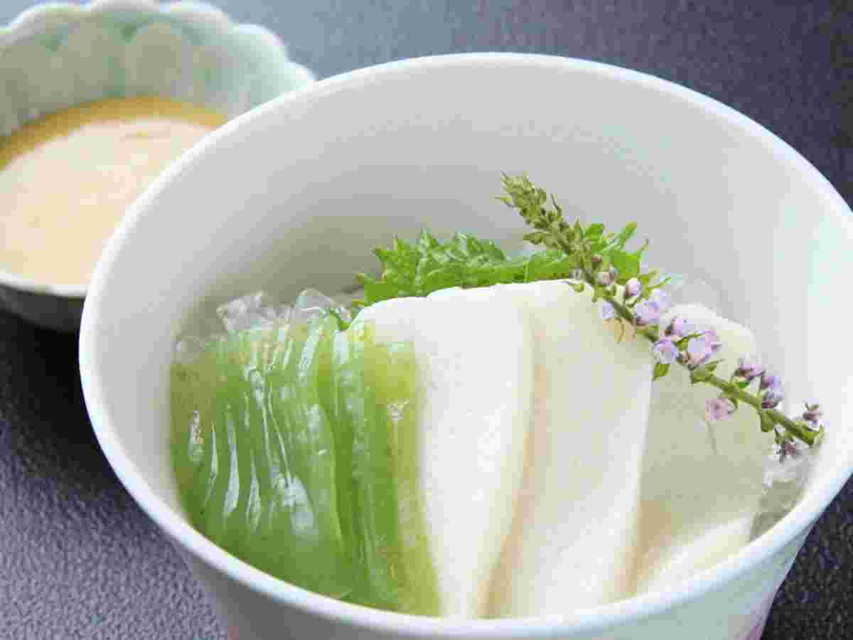 白い器に盛りつけた2種類の刺身こんにゃく