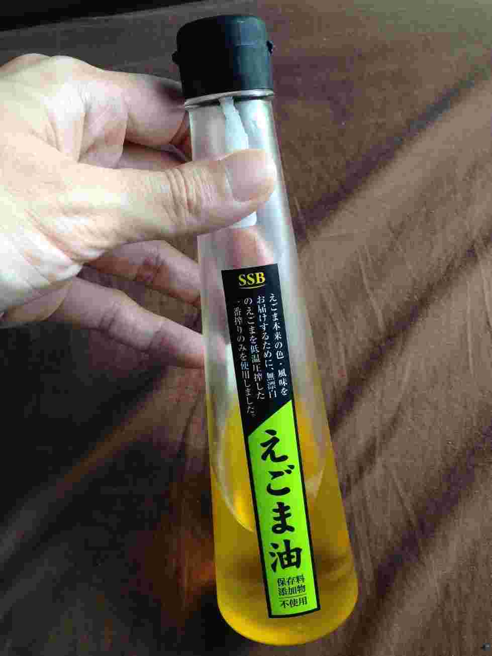 透明の瓶入りえごま油