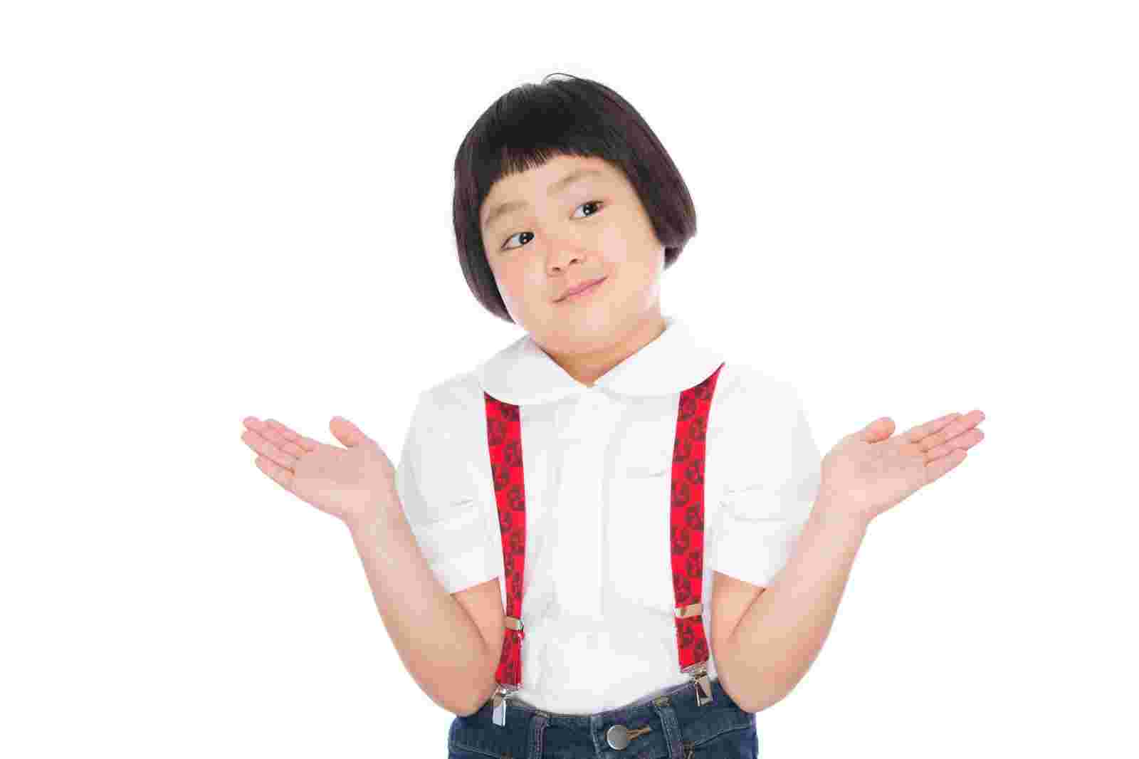 両手を広げてどちらか悩んでいる女の子