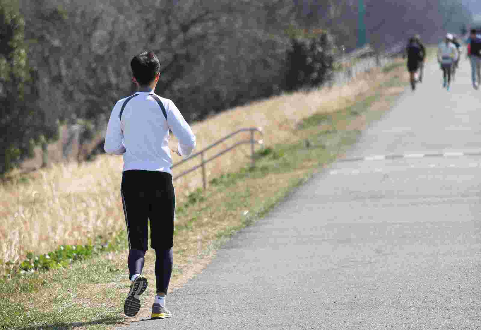 ダイエットのためにランニングをする男性
