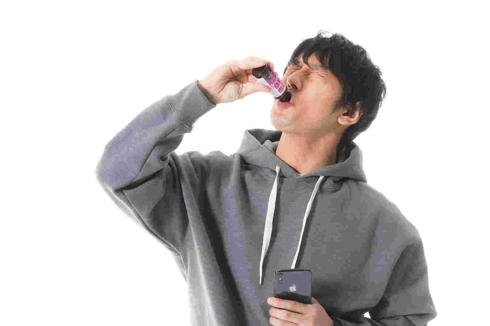 栄養ドリンクを飲む男性