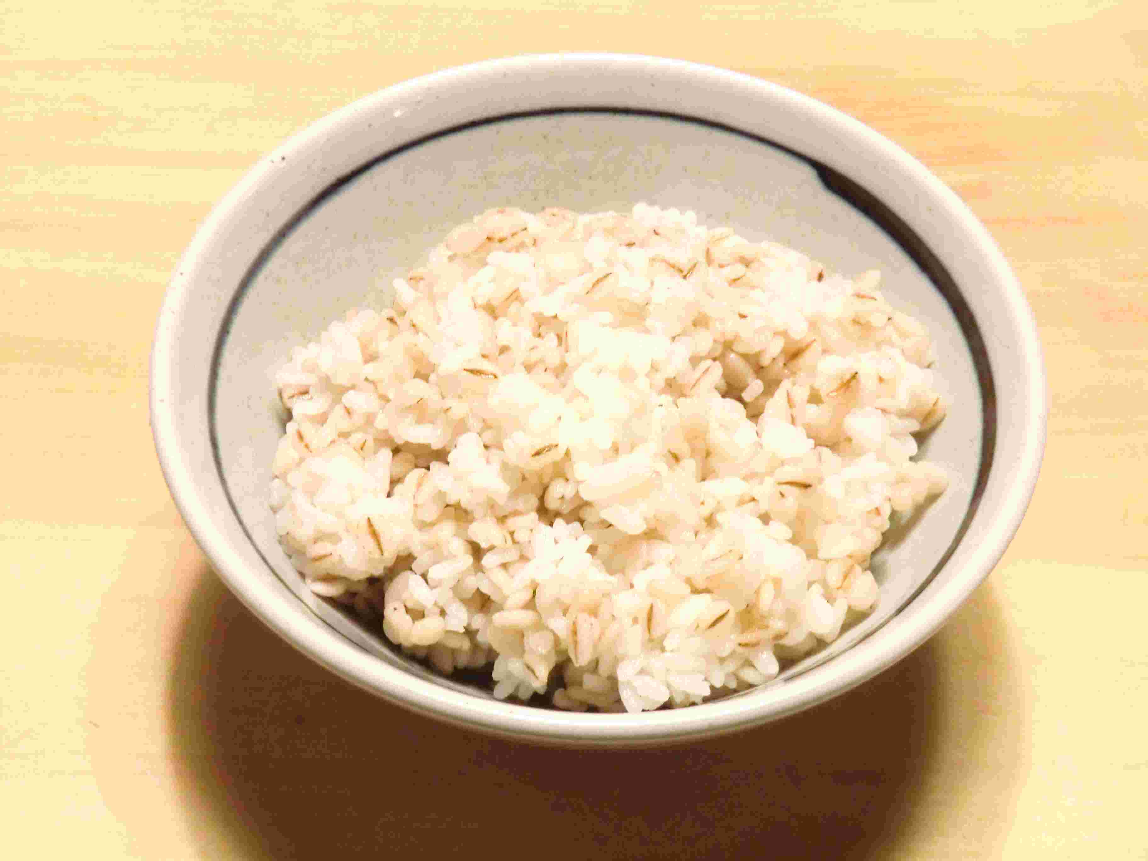 お茶碗によそった麦飯