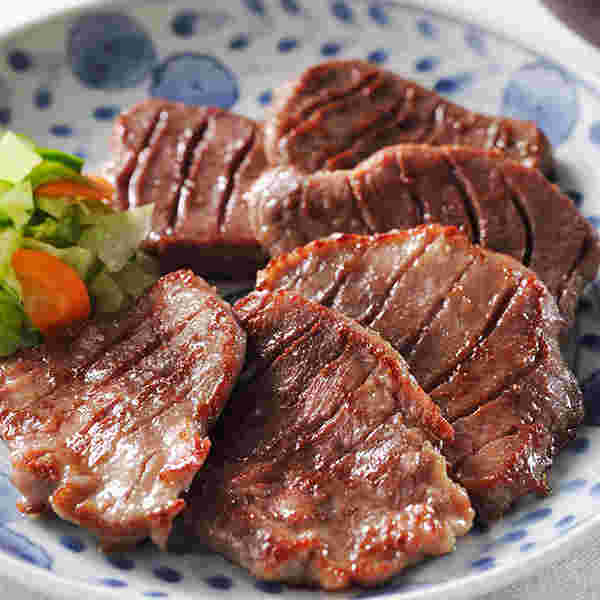 お新香と一緒に更に盛られた香ばしく焼かれた厚切り牛タン