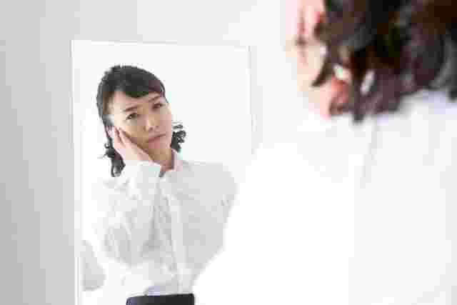 肌の調子に悩む女性