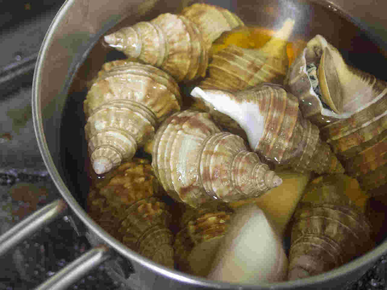 鍋で煮付けられているバイ貝