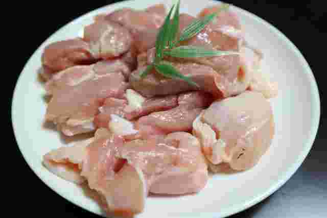 お皿の上に置いてある鶏肉