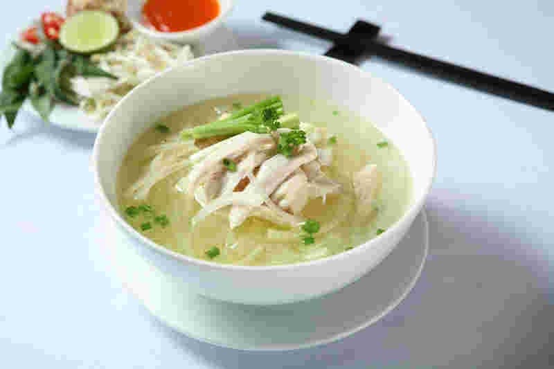 白い器に入った透明なスープの麵