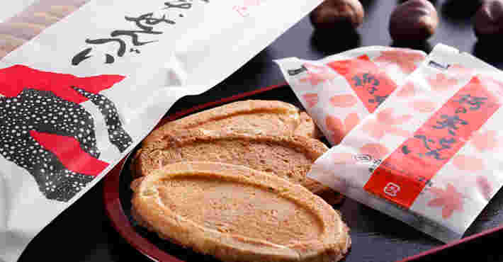 食べ応えのある厚みとサクッとした食感を楽しめる栃の実せんべい