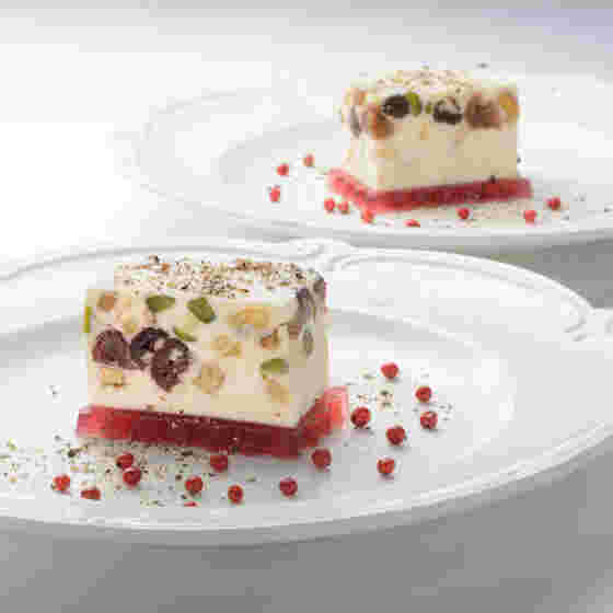レアチーズケーキの飾り付けにピンクペッパー