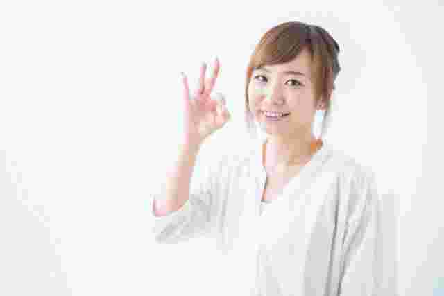 OKサインをする女性