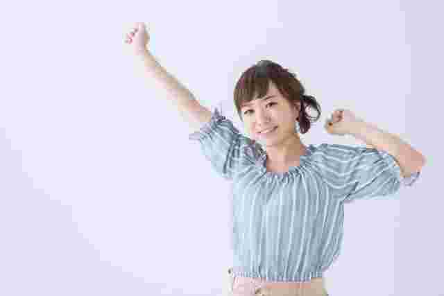 手を伸ばす女性
