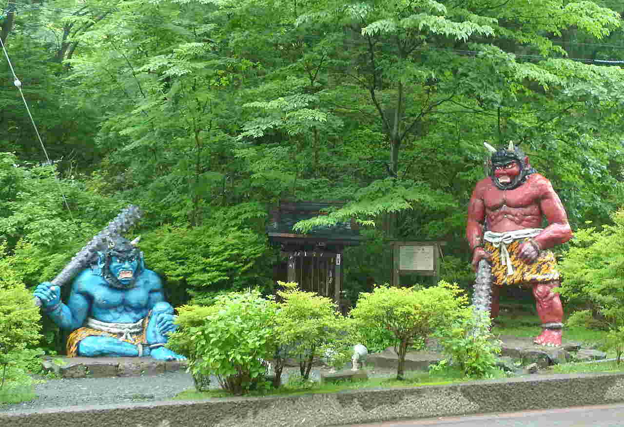 登別温泉の鬼の像が二対