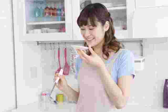 料理する女性イメージ