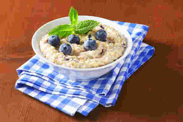 オート麦を牛乳で煮込んみ、ブルーベリーが添えられたポリッジ