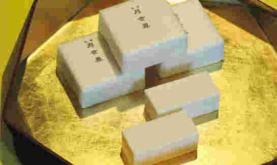 お盆にのった富山銘菓「月世界」の箱入りと中身