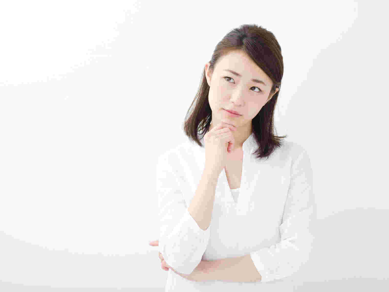 考えている女性の画像