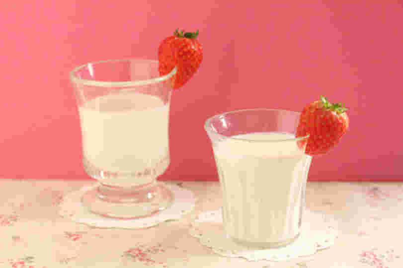 ヨーグルトリキュールを使用したカクテル。トッピングは苺を使用している