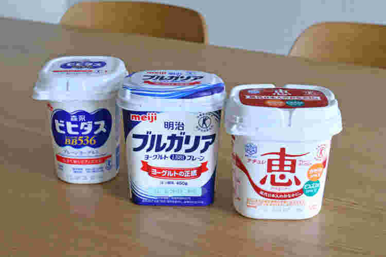 いろいろなプレーンヨーグルトが並んでいる