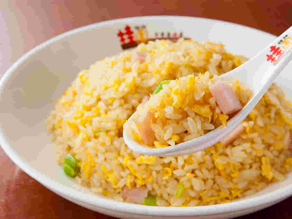 パラパラに炒めた炒飯を皿に盛りレンゲですくう