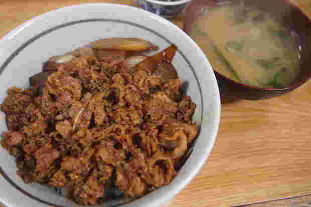 なんどき屋の牛めし味噌汁付き