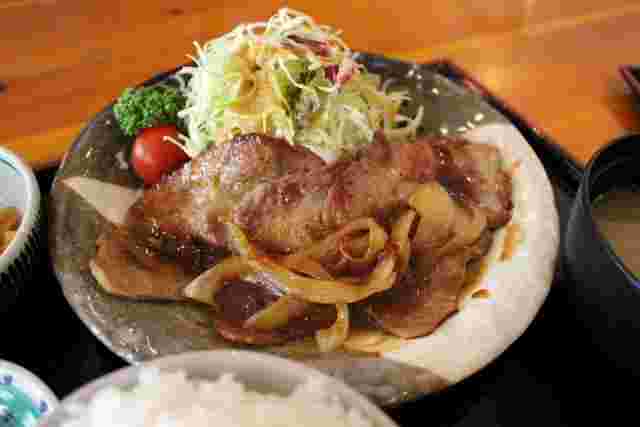 生姜焼きの盛られた皿