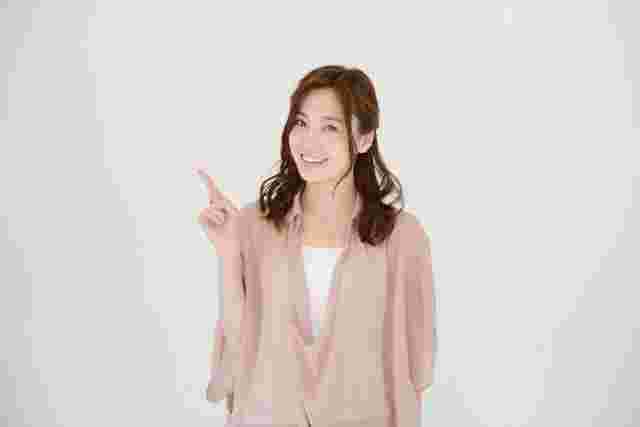 指を指す女性