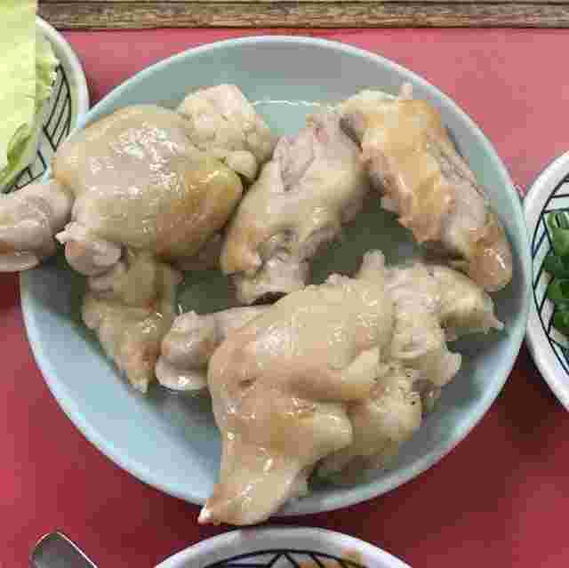 白い皿の上の豚足