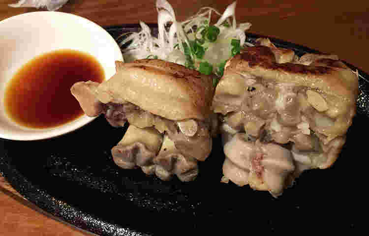 鉄板の上に盛りつけた豚足とタレ