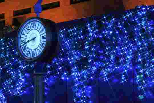 夜の街の時計