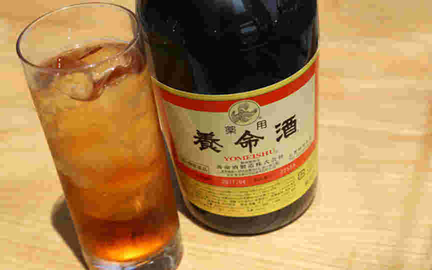 ガラスのコップに入れた養命酒