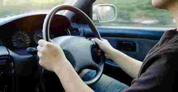 車を運転している男性の手元