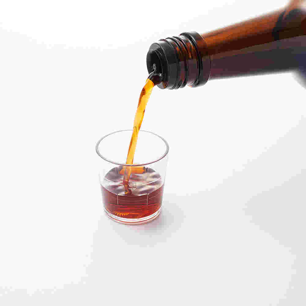 専用カップに養命酒を注ぐ様子