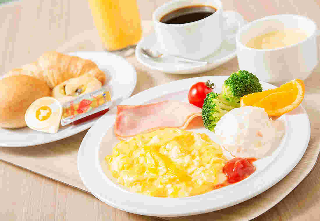 パンやスクランブルエッグの朝食