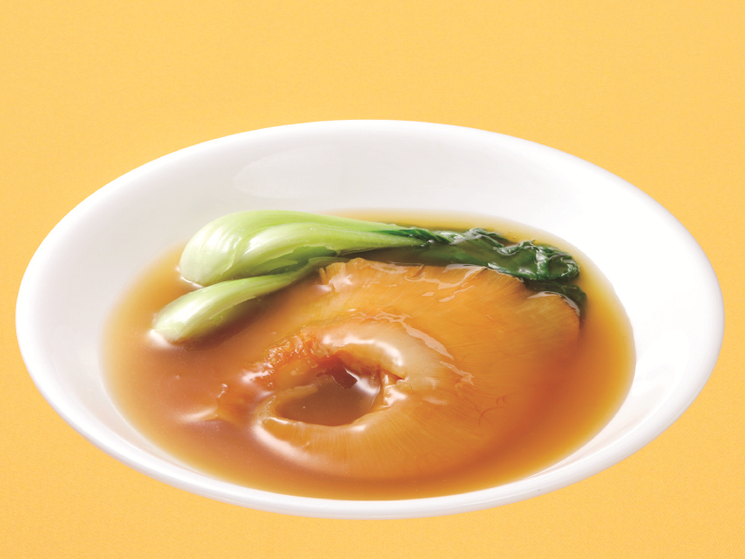 ふかひれの姿煮を皿の上に盛り付け紹介