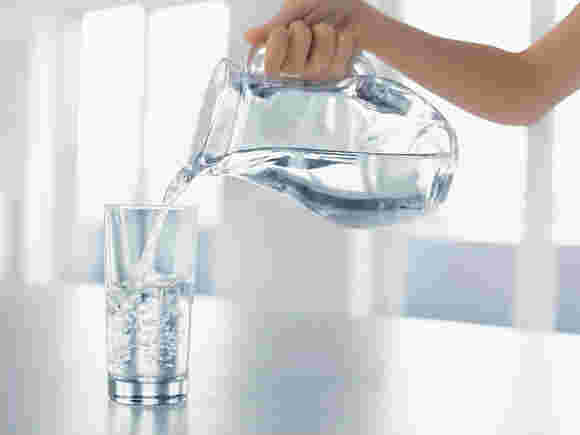 シリカ水をコップに注ぐ様子