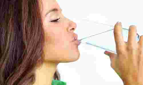コップの水を飲む女性の横顔