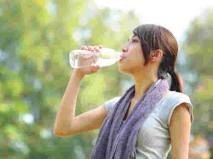 運動中に水を飲む女性