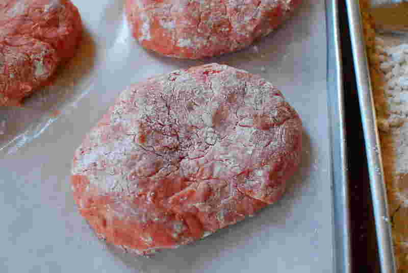 ハンバーグの生地に小麦粉をまぶす