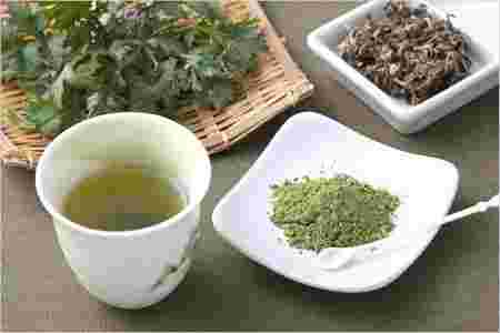 よもぎ茶とよもぎの葉の画像