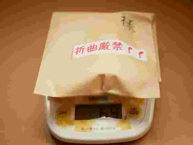 定形外の荷物の重さを計っている様子