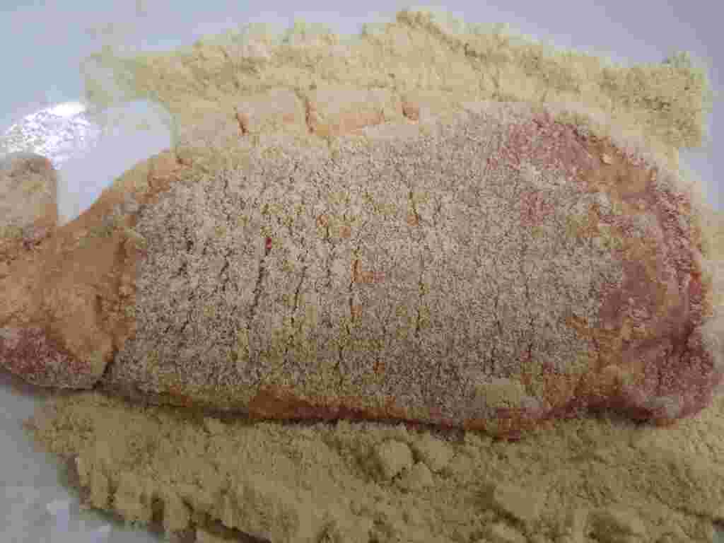 豚肉に高野豆腐の衣をつける