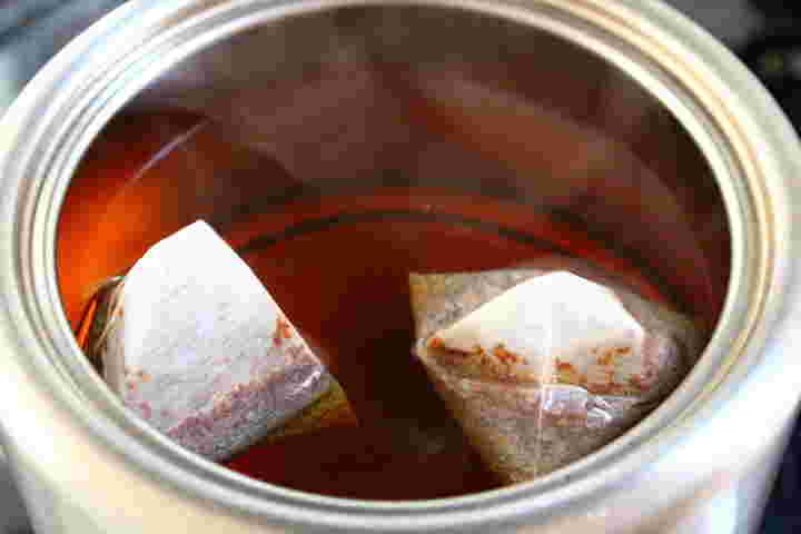 お茶を煮だしてる画像