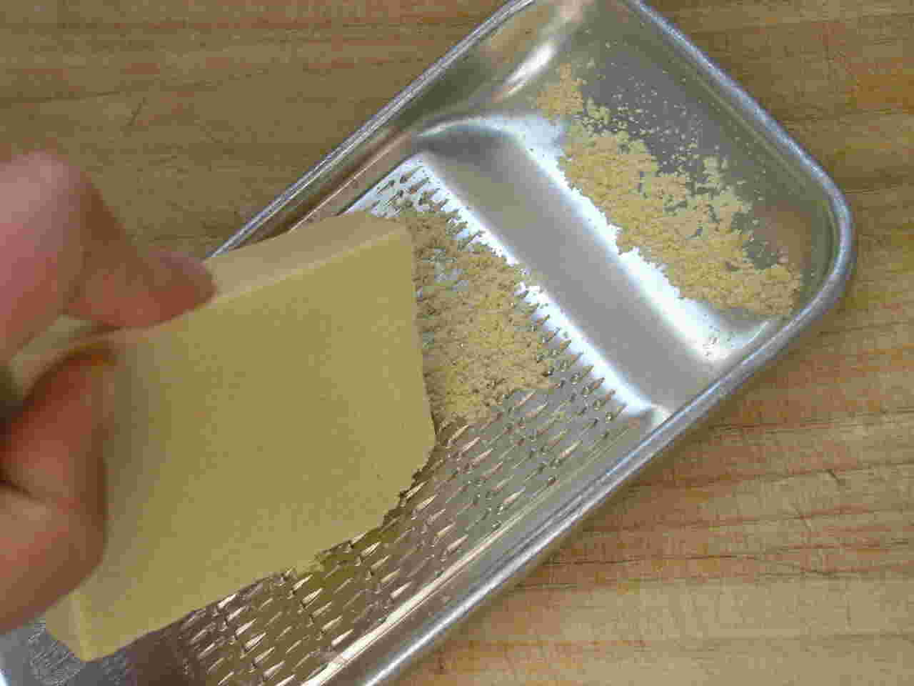 高野豆腐をおろし金でおろす