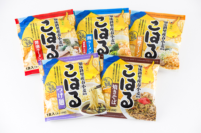 袋入りの色んな種類の麺