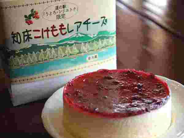 ジャムが乗ったレアチーズケーキ